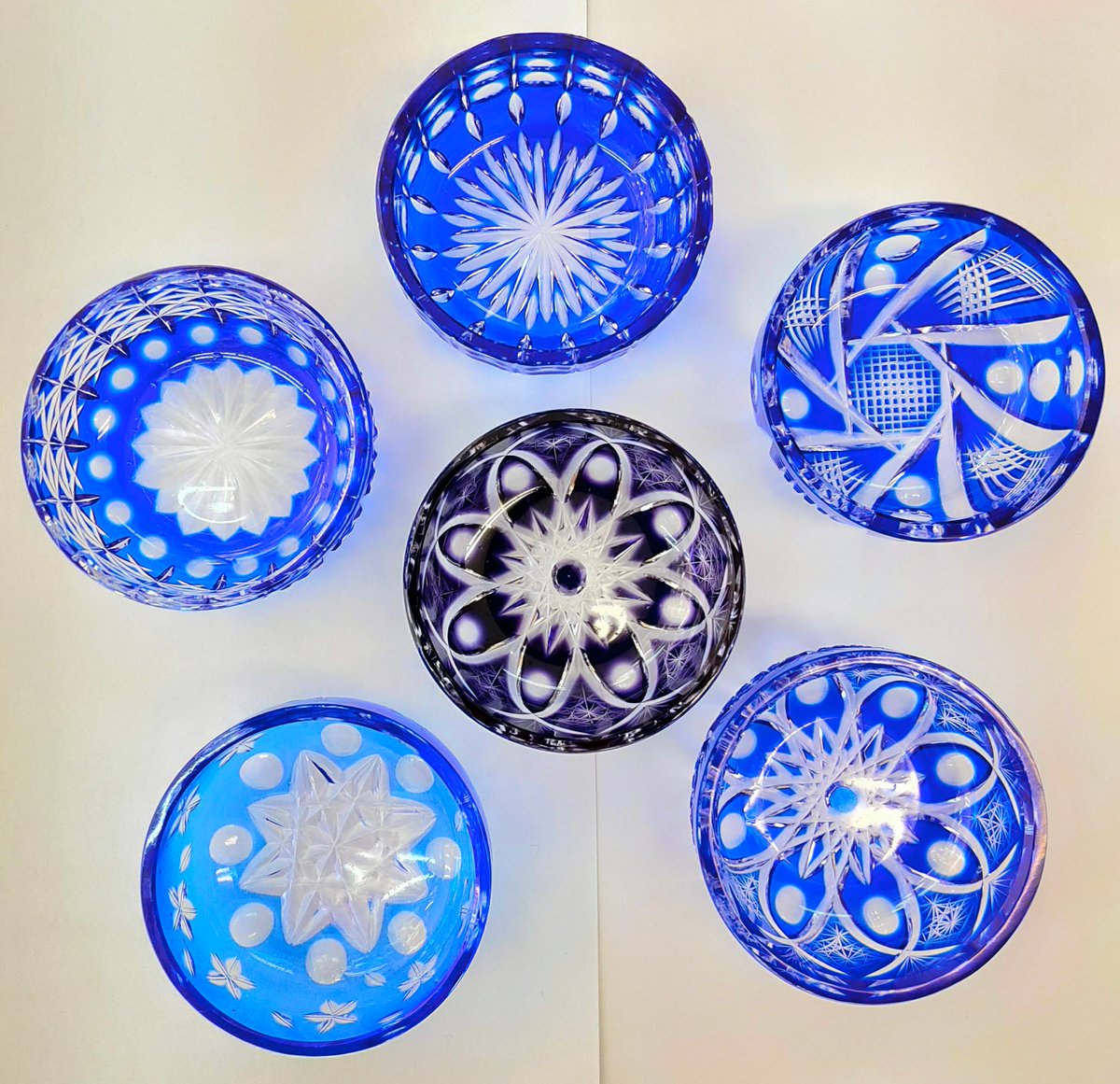 江戸切子製造販売 彩り硝子工芸 直径約７ 高さ約3 の小皿です 花が咲いたように美しい皿達です さて 何を入れましょうか 明日は この小皿に何かを入れて御覧に入れます しばしお待ちください 切子 江戸切子 Edokiriko バレンタイン