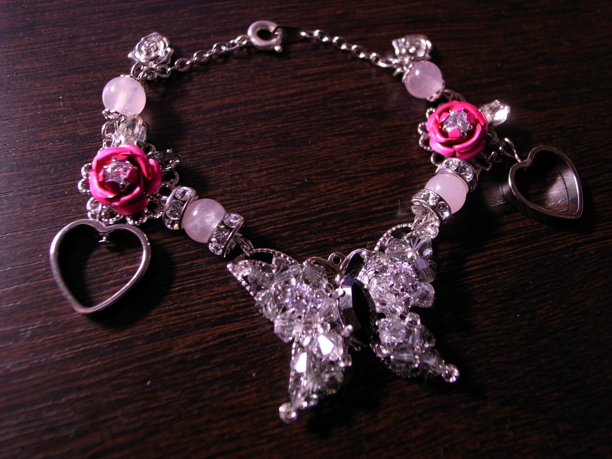 meira_shemale's tweet photo. #画像4枚上げて200RT目指す 
ローゼンメイデンを蝶に見立てて作ってたアクセサリー https://t.co/CWX1MhpTC5