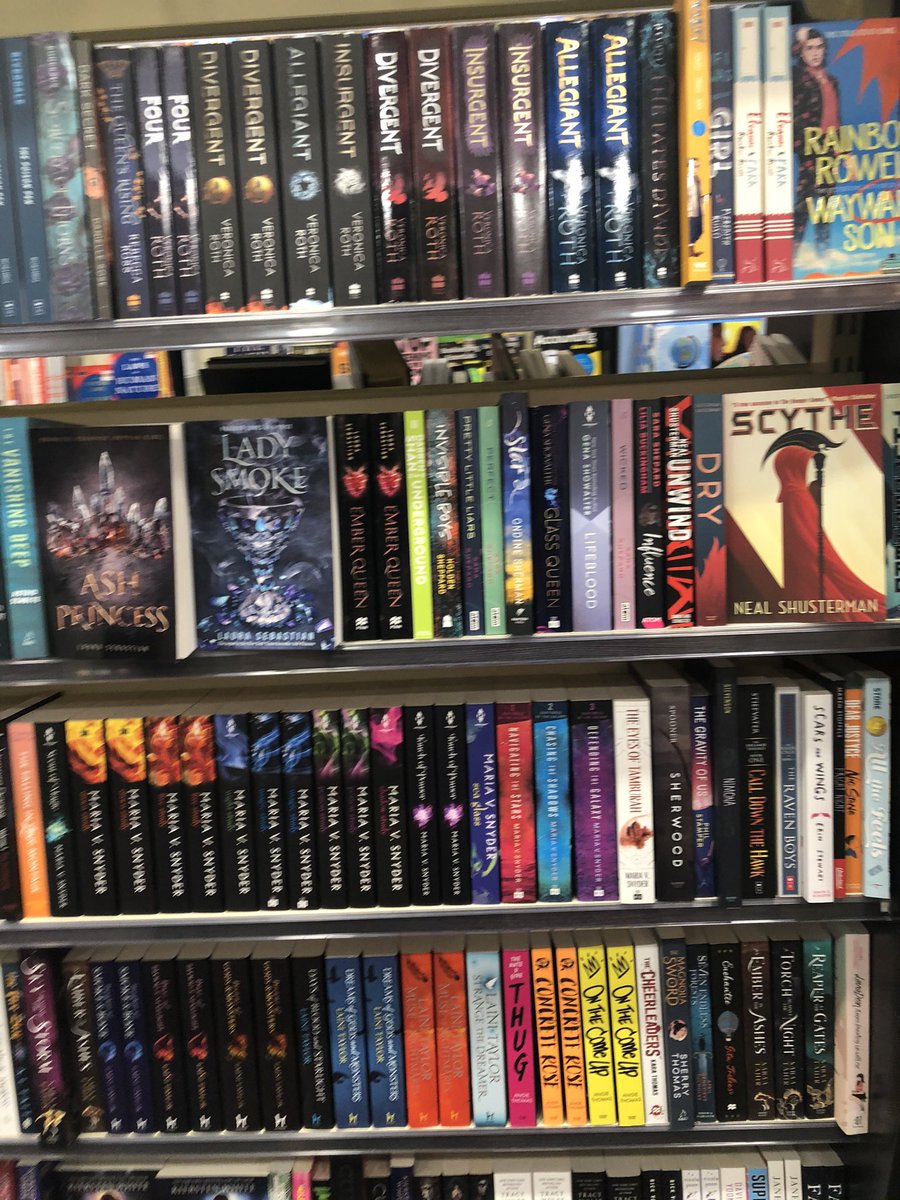 maxonwilljem's tweet photo. second bookstore of the day anyone want anything?? 😎😎 https://t.co/W1DdHMa3yM