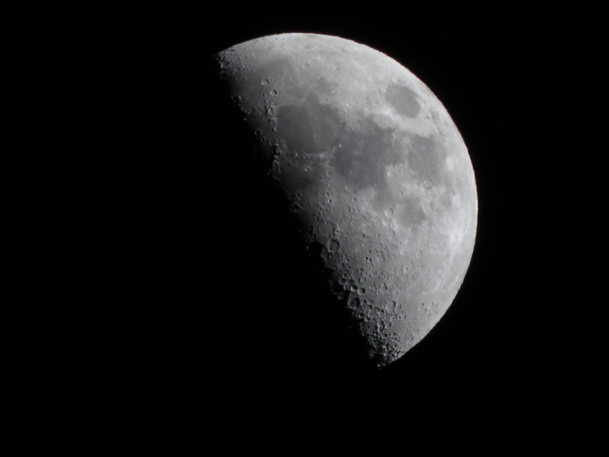 Luna cuarto creciente 🌒  #moon #moonlight #moonlovers #moonphotography #night #nigth🌙 #chile #instasantiago #instachile #instagram #astrophotography #canonsx540hs #canonpowershot #canonphotography #canon #canonchile #picoftheday #santiagodechile #santiagoadicto #santiago #luna