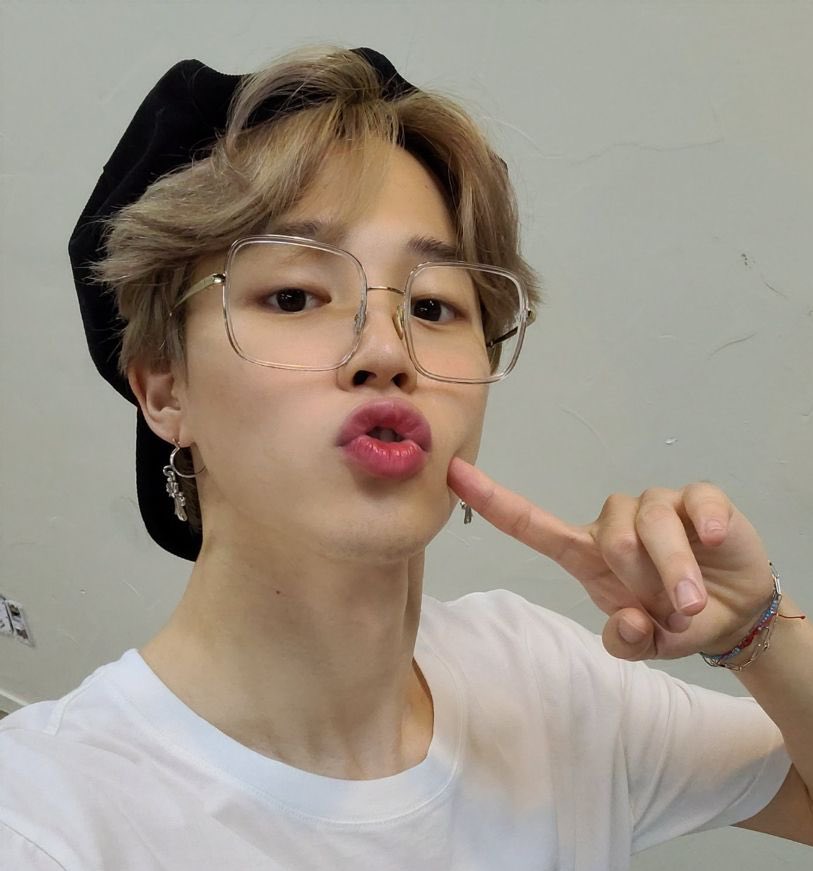 A thread of Jimin photos to brighten our day! In a suit or not in the suit. Inside a suite or outside the suite  I’m joking, this is wholesome thread but dangerous.   @BTS_twt