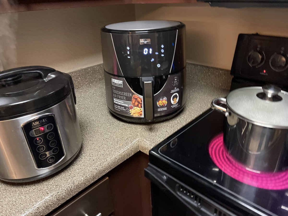 Guys!!! My stove at my new place lights up Magenta when it’s hot instead of red. 👏🏼😂

#MagentaLife