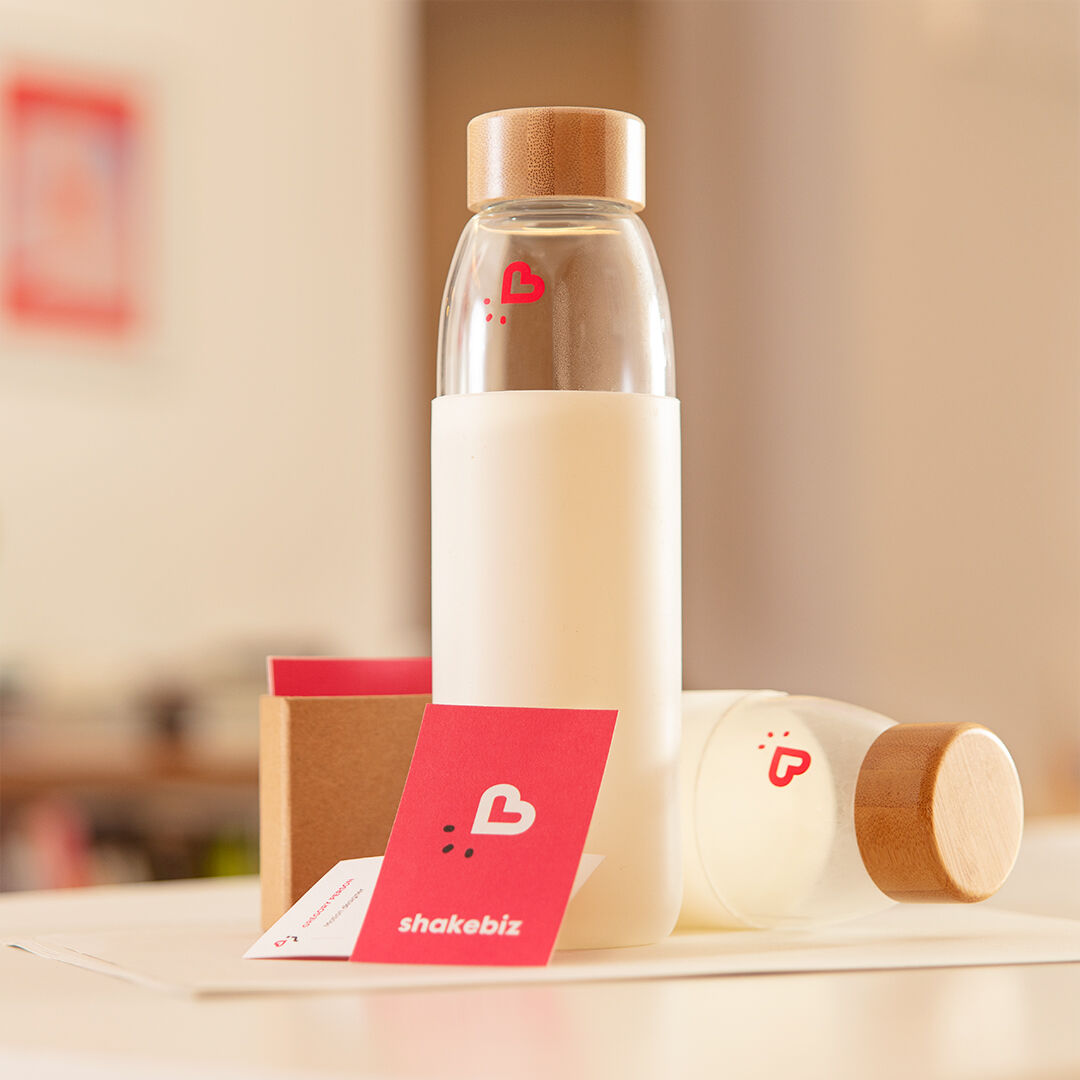 Bonnes résolutions pour Shakebiz en 2021 ! ✨ L’agence se met au vert en signant la charte des “Agences Actives &amp; Responsables” auprès de l’<a href="/UCCGRANDSUD/">UCC GRAND SUD</a> ! Gourdes en verre, papiers écologiques non blanchis et cartes de visite en coton de t-shirts 100% recyclé !
#agenceresponsable