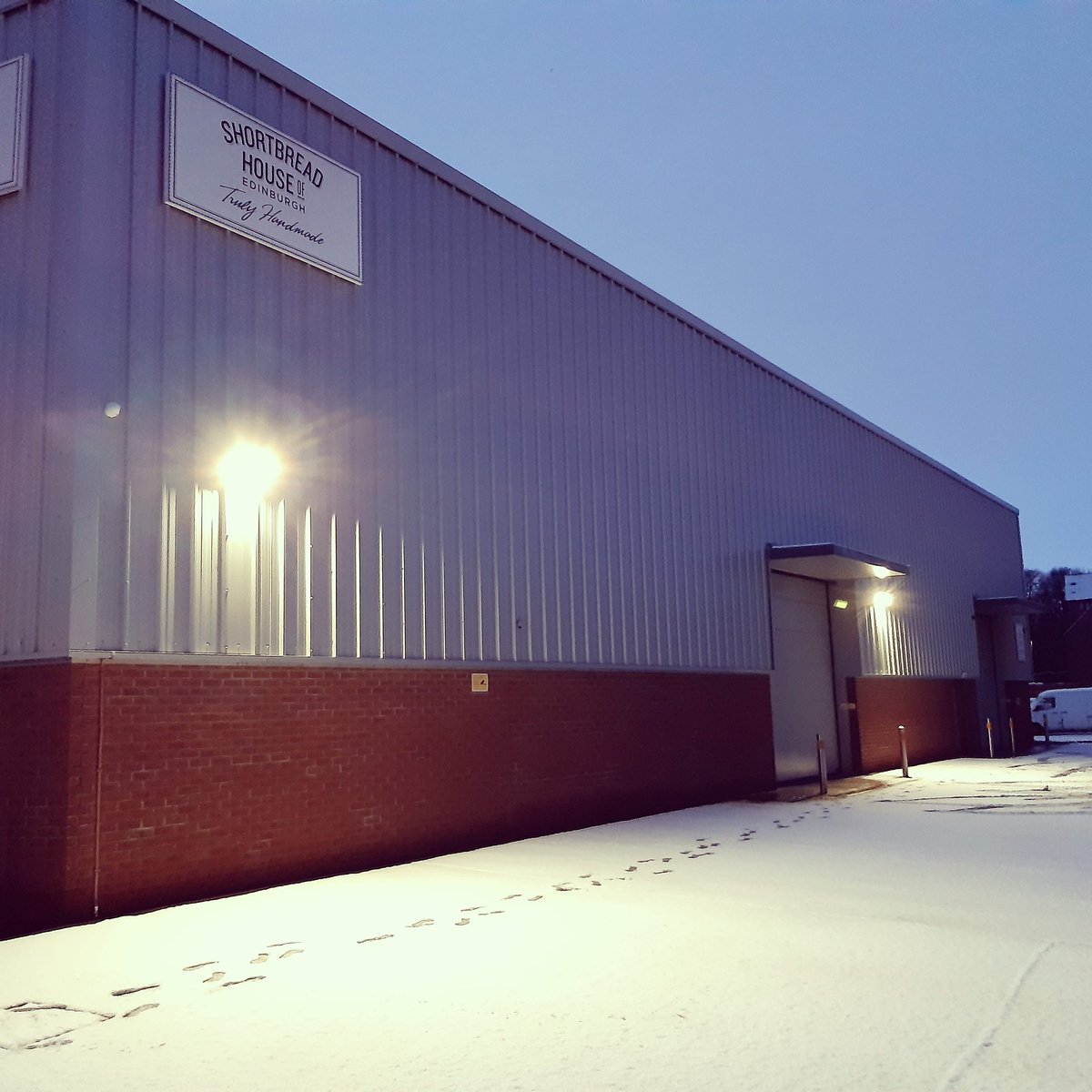 ShortbreadHouse's tweet photo. Beautiful snowy morning outside the bakery today ❄❄❄
#trulyhandmade #scottishshortbread #Edinburgh #snow #bakery #shortbreadhouse https://t.co/COwLohfyFb