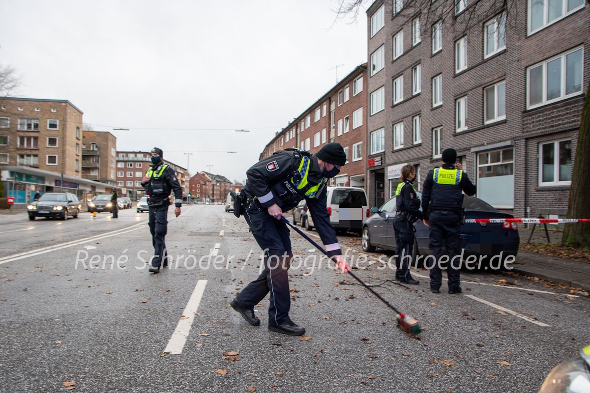 #Horn - Dachziegel durch #Sturm abgedeckt. Dachziegel stürzten auf Gehweg &amp; Hauptstraße. Zwei parkende Autos beschädigt. <a href="/FeuerwehrHH/">FEUERWEHR HAMBURG</a> holt lose Dachziegel von Dach. Dachdeckerfirma sichert die restlichen Ziegel.
#Unwetter #EinsatzAktuell