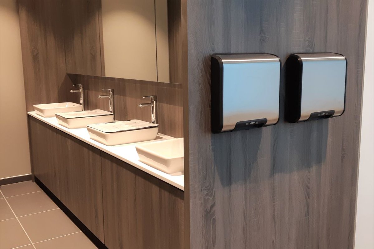 BGN_BOARDSCOLTD's tweet photo. Another quality job using Polyrey C130 Chene Topia Extramatt Finish laminate. Supplied by ourselves in bonded board form then manufactured by our customer to their end clients requirements for a Canary Wharf project #polyrey #Sanitised https://t.co/8kExjCUIo4