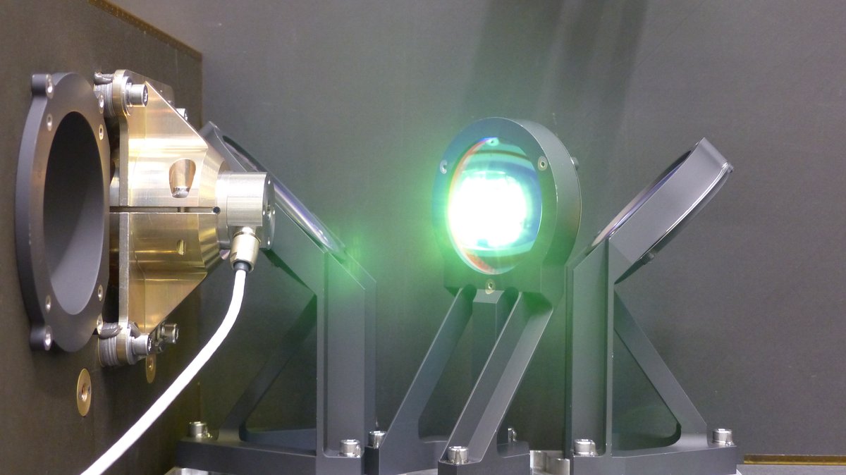 Sunrise_III's tweet image. Green light for #TuMag: #Sunrise_III’s Tunable Magnetograph provided by a consortium led by @iaa_csic during tests at @MPSGoettingen. #TuMag will use a green Magnesium line to measure the magnetic fields in the #Sun’s #chromosphere.