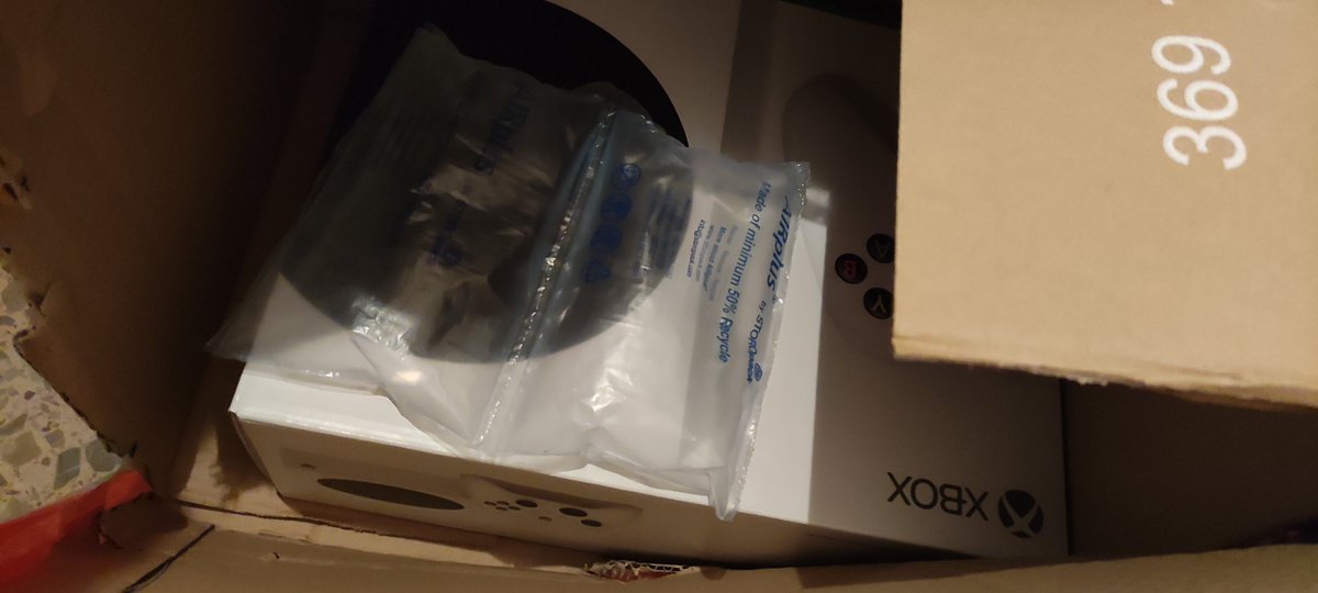 ARubeth's tweet photo. Puedo llegar a entender que las condiciones sean difíciles, puedo entender el retraso en mi producto, puedo entender que no lo llevéis a la hora acordada...

Pero que un producto de 300 euros llegue en estas condiciones...

Sinceramente no lo entiendo...@elcorteingles https://t.co/AUZ6mWCXR8