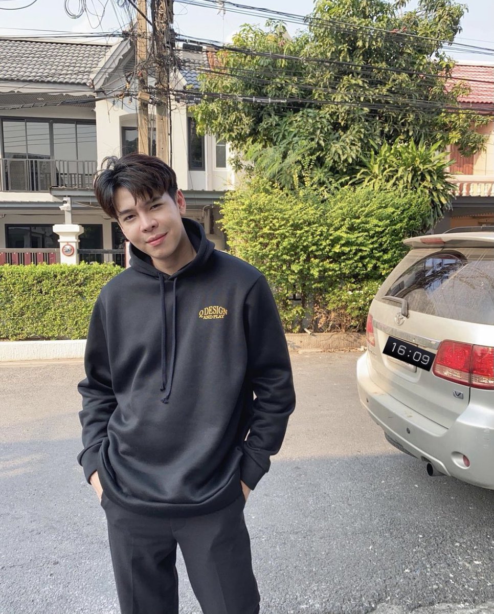 QDAP_BKK's tweet photo. @chsbas @yosatorn_job wearing “STRONGER THAN YESTERDAY” hoodies 🖤💙
#qdesignandplay #qdap #strongertogether #jobyosatorn #jobjaab #baschatsh #chsbas https://t.co/nJmTF837Vd