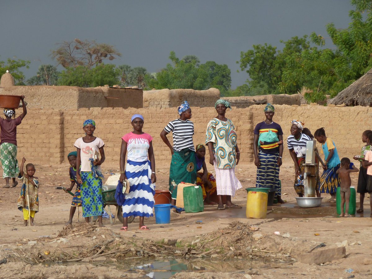 W12_Programs's tweet photo. Women & girls worldwide spend 200 million hours every day collecting water. That's precious time that could be spent in school or at work. Safe water access points closer to home empower women by freeing up their time & allowing them to invest it in their futures. #w12programs https://t.co/aN2c4tj9s8