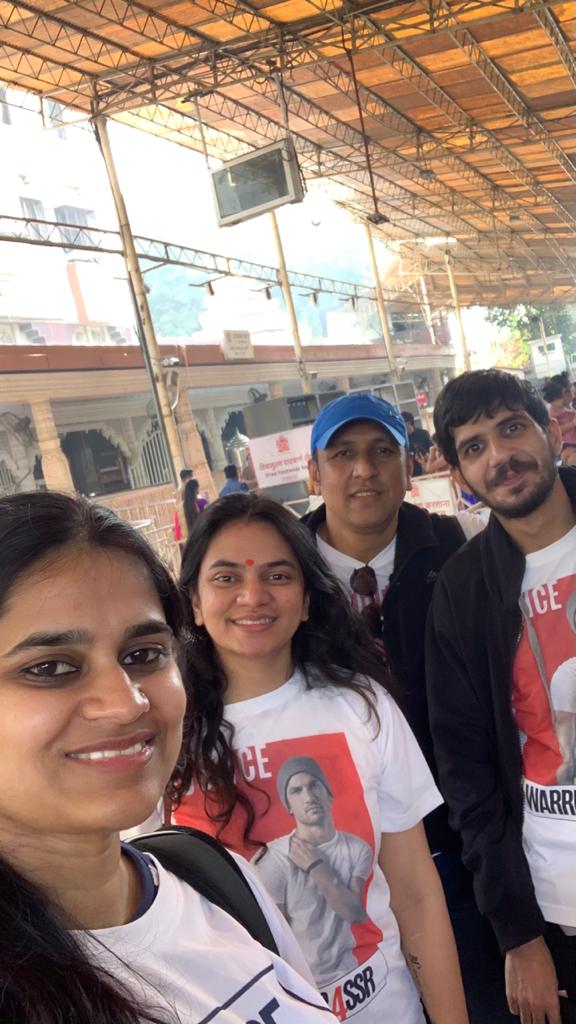 SupriyAnkur3007's tweet photo. Warriors of Sushant Singh Rajput in Mumbai, Walking infront of locals and Police with Sushant T-Shirt On.
#SushantDay https://t.co/2LusfNQ2Dl
