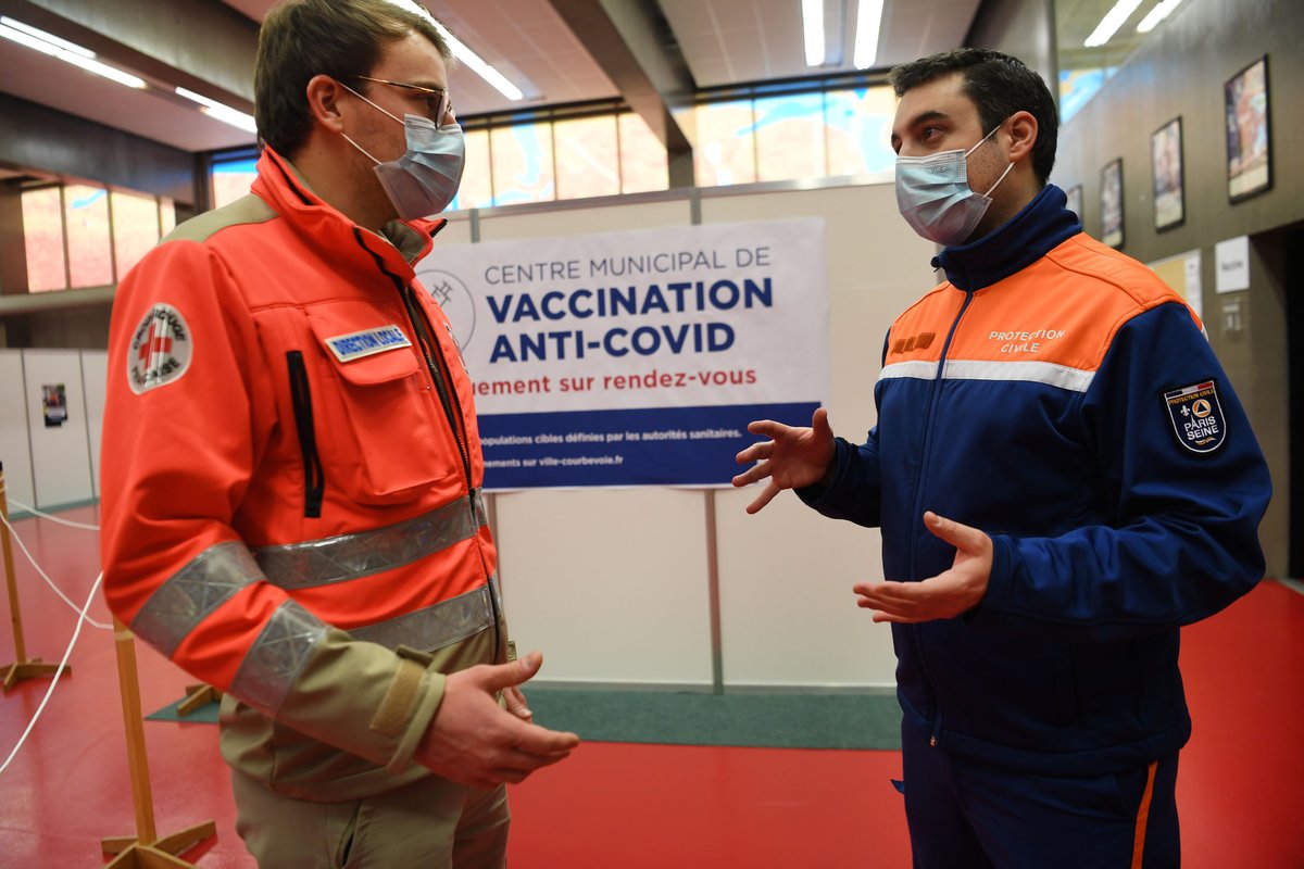 VilleCourbevoie's tweet photo. Depuis lundi, le centre de #vaccination 💉 de #Courbevoie est opérationnel pour les + de 75 ans &amp; les + fragiles. 
Les 420 doses de vaccin reçues seront toutes utilisées cette semaine. Des créneaux de rdv 🗓 seront ajoutés dès réception de doses.
👉 https://t.co/8B7UNsqDAZ https://t.co/V7YY3IoYum