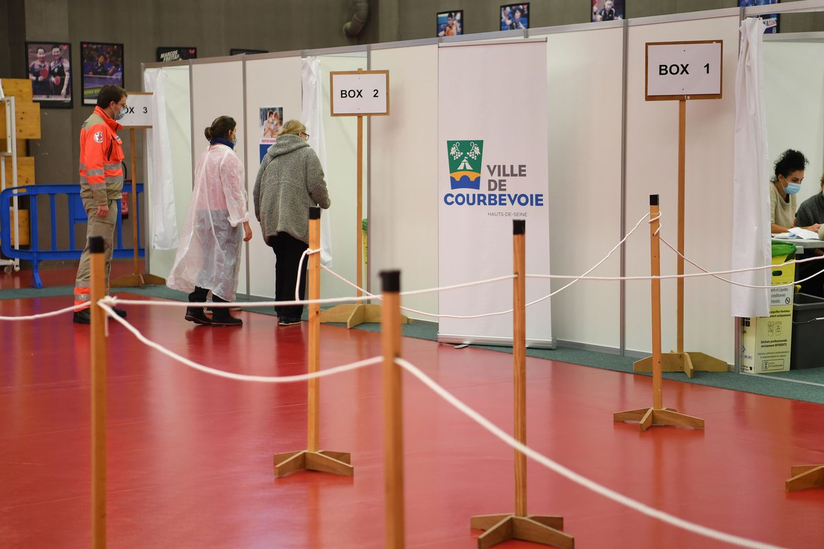 VilleCourbevoie's tweet photo. Depuis lundi, le centre de #vaccination 💉 de #Courbevoie est opérationnel pour les + de 75 ans &amp; les + fragiles. 
Les 420 doses de vaccin reçues seront toutes utilisées cette semaine. Des créneaux de rdv 🗓 seront ajoutés dès réception de doses.
👉 https://t.co/8B7UNsqDAZ https://t.co/V7YY3IoYum