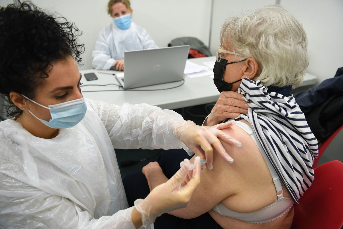 VilleCourbevoie's tweet photo. Depuis lundi, le centre de #vaccination 💉 de #Courbevoie est opérationnel pour les + de 75 ans &amp; les + fragiles. 
Les 420 doses de vaccin reçues seront toutes utilisées cette semaine. Des créneaux de rdv 🗓 seront ajoutés dès réception de doses.
👉 https://t.co/8B7UNsqDAZ https://t.co/V7YY3IoYum