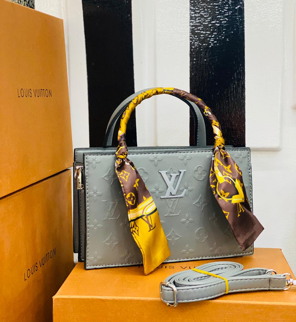 simply_queenmo's tweet image. Louis Vuitton 
Comes with branded box 
Price : 10,000
Location is no barrier we deliver nationwide

Okrika Laycon Canada Buhari Nasty C John Terry Sokoto Queen Atiku

Please help me retweet my hustle