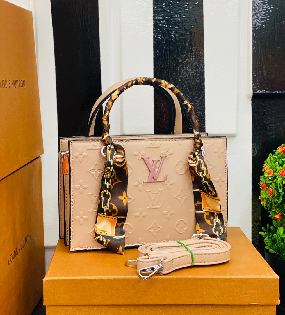 simply_queenmo's tweet image. Louis Vuitton 
Comes with branded box 
Price : 10,000
Location is no barrier we deliver nationwide

Okrika Laycon Canada Buhari Nasty C John Terry Sokoto Queen Atiku

Please help me retweet my hustle