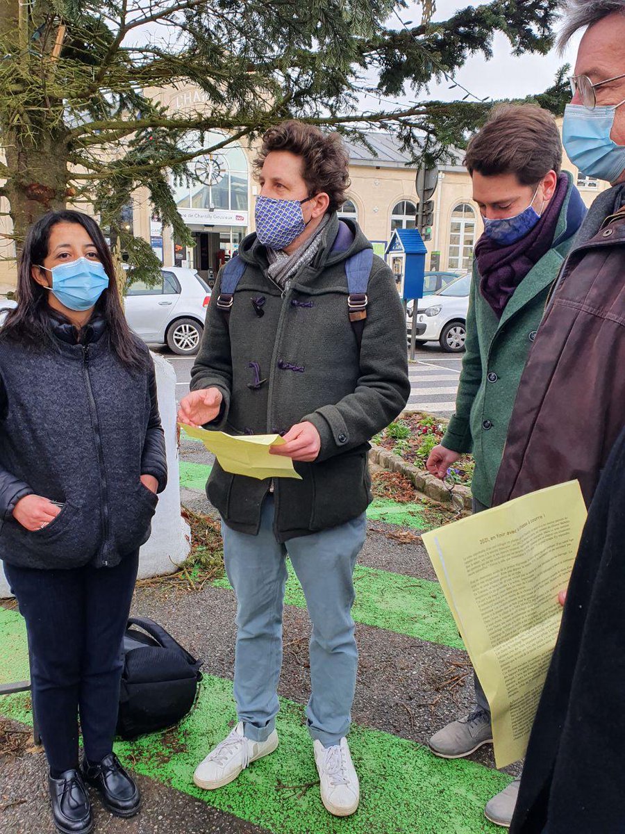julienbayou's tweet photo. Ce matin à #Chantilly dans les #HautsDeFrance pour un hommage symbolique au cerf poursuivi jusque dans la gare par la #chasseacourre. Il est temps d'abolir cette pratique cruelle. Si le gouvernement ne veut pas le faire demain les régions écologistes le feront. https://t.co/eE5Q95GNY3