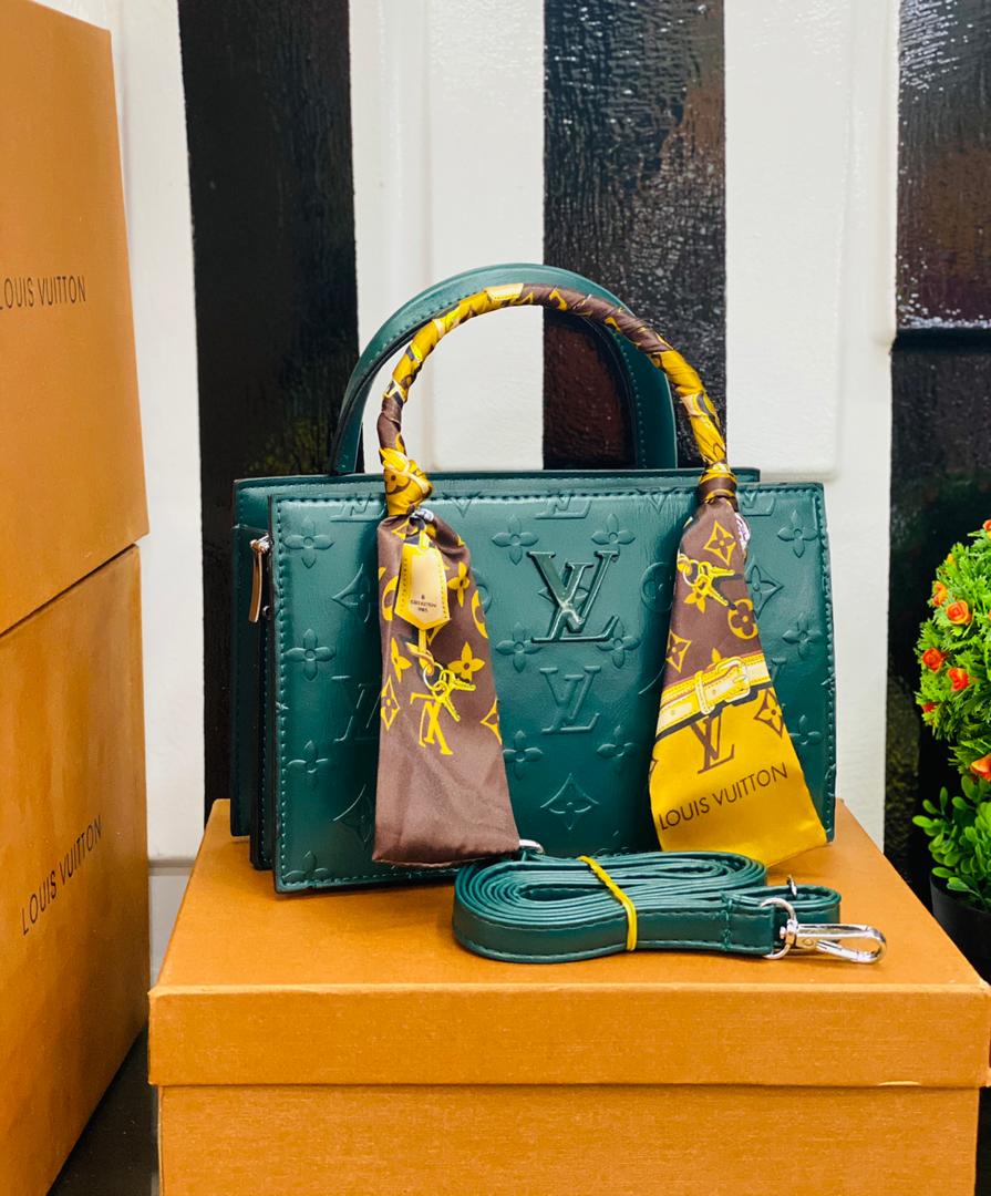 simply_queenmo's tweet image. Louis Vuitton 
Comes with branded box 
Price : 10,000 naira
Location is no barrier we deliver nationwide

Okrika Laycon Canada Buhari Nasty C John Terry Sokoto Queen Atiku

Please help retweet my hustle Tenkew