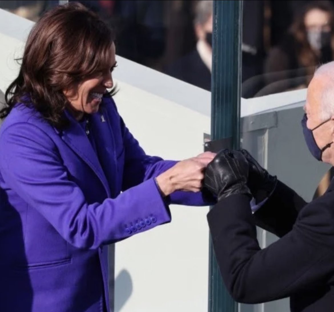 Esa sonrisa y ese gesto de complicidad lo dicen todo