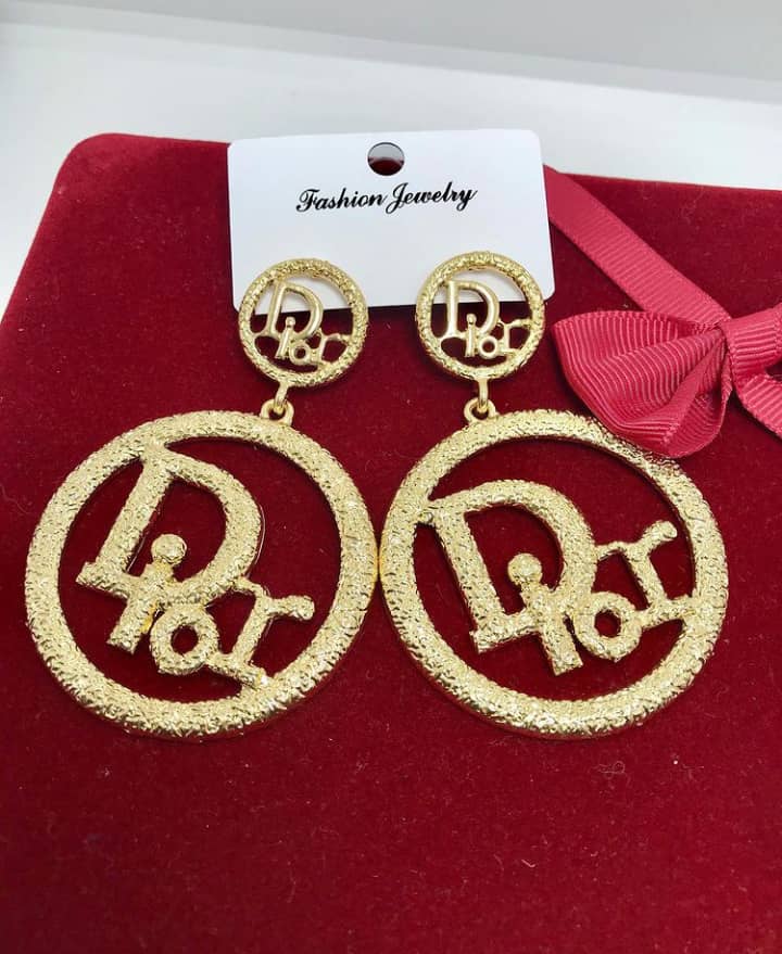 Quinnex5's tweet photo. Hey👋🏽this is Maria's jewels collection.I sell nice and affordable Earrings, chains, costumes,bracelets,watches and so on for both male and females.🧔🏽👩🏽I deliver nationwide. check them out here. https://t.co/S7eVq40F2E https://t.co/1IhMwBpz9V