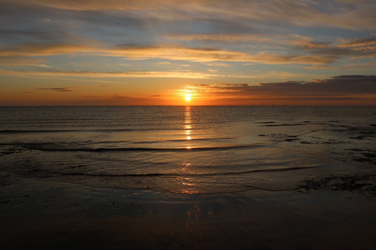 PhotographySvj's tweet photo. #InaugurationDay this year is far too important to skip and this sunrise seemed apt with the election of #JoeBiden as @POTUS and #KamalaHarris as @VP A new day for the US and a huge celebration for us in the UK! Very excited to see the way #JoeBiden and #KamalaHarris will lead! https://t.co/NFq3mxXlvz