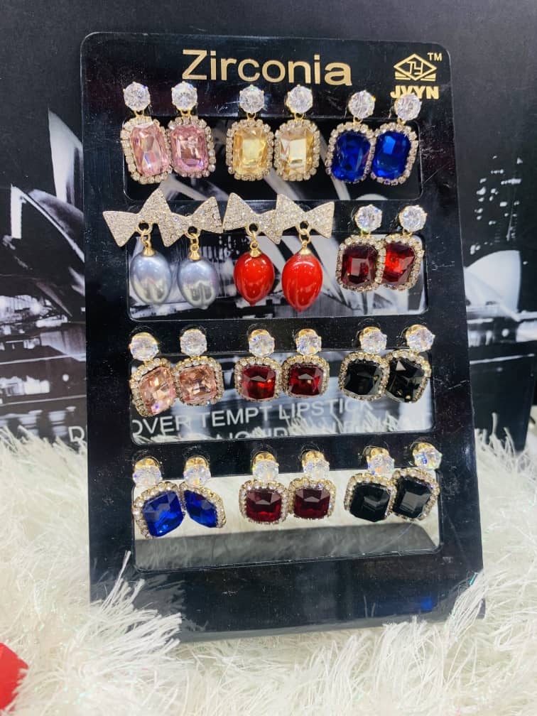 Quinnex5's tweet photo. Hey👋🏽this is Maria's jewels collection.I sell nice and affordable Earrings, chains, costumes,bracelets,watches and so on for both male and females.🧔🏽👩🏽I deliver nationwide. check them out here. https://t.co/S7eVq40F2E https://t.co/1IhMwBpz9V