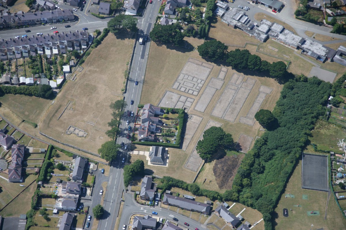 Although the A4085 cuts Segontium, the larger part of the Roman fort was spared further development following the Wheelers dig of 1920-3 despite some houses having already been builtAerial pic ©  @Toby_Driver1  @RCAHMWales AP_2006_3490 https://coflein.gov.uk/en/site/93511/details/segontium-roman-fort-caernarfon #RomanFortThursday