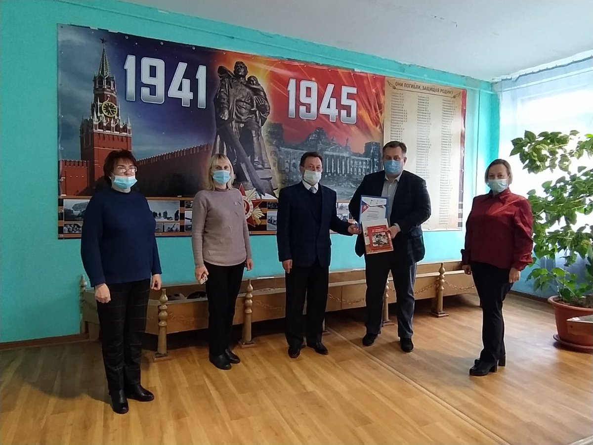 Вручили Козлов Юрий Николаевич, Глава МО Ясногорский район, председатель  собрания представителей МО Ясногорский район,  Голова Наталья Николаевна,  руководитель местной общественной приемной партии "Единая Россия".