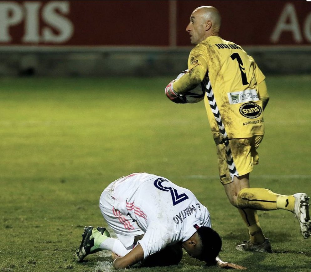 Dün gece Real Madrid’i kupadan eleyen 3. Lig takımı Alcoyano’nun 41 yaşındaki kalecisi Jose Juan Figueiras’ın hikayesi çok anlamlı. İlk çıkışını 18 yıl önce Celta Vigo’da yapmış 1. kaleci hastalanıp yedek kaleci Cavallero ihraç edilince 3. kaleci olarak girmek zorunda kalmıştı+