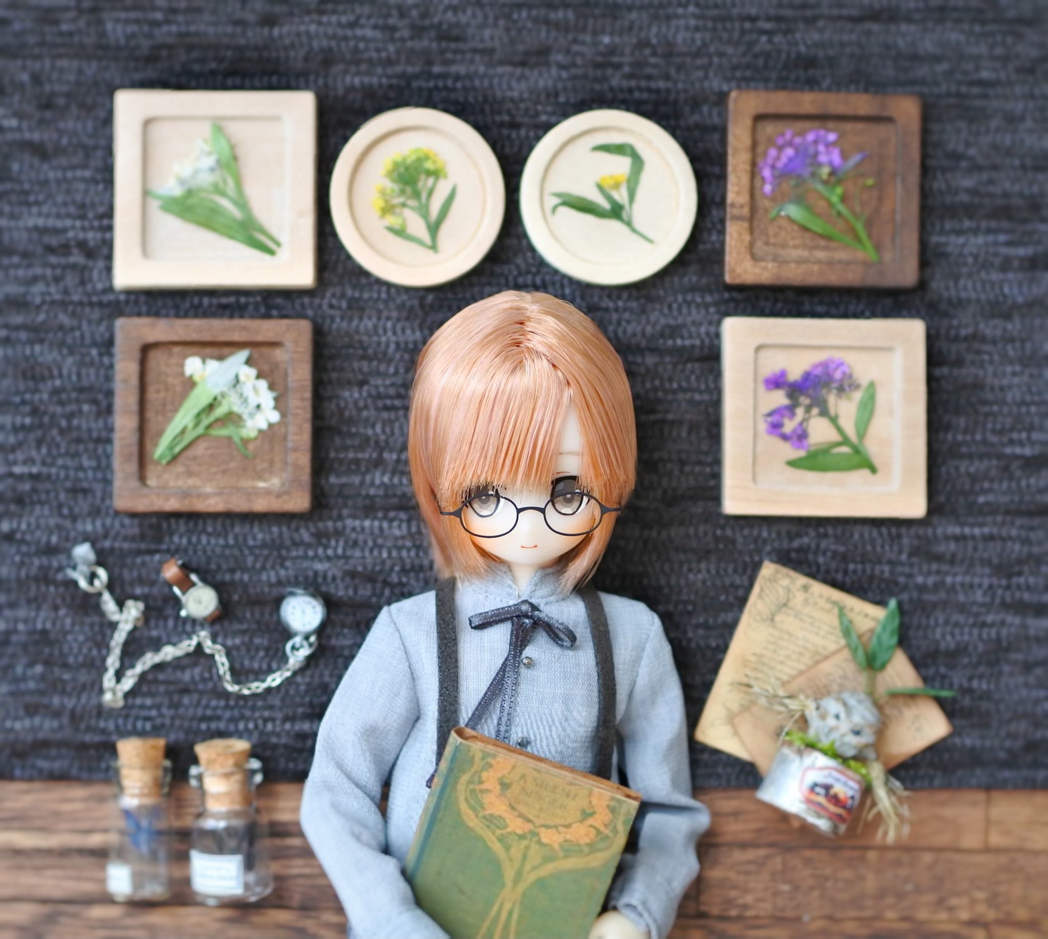 エム このセリアの木製台座 パーツを通す穴や金具がないので加工なしでフレームとして使えます セリアで売っている押し花 を貼ればミニチュアフレームの出来上がり アゾカツ 100均ドール部 T Co Nsx6btbsxe Twitter