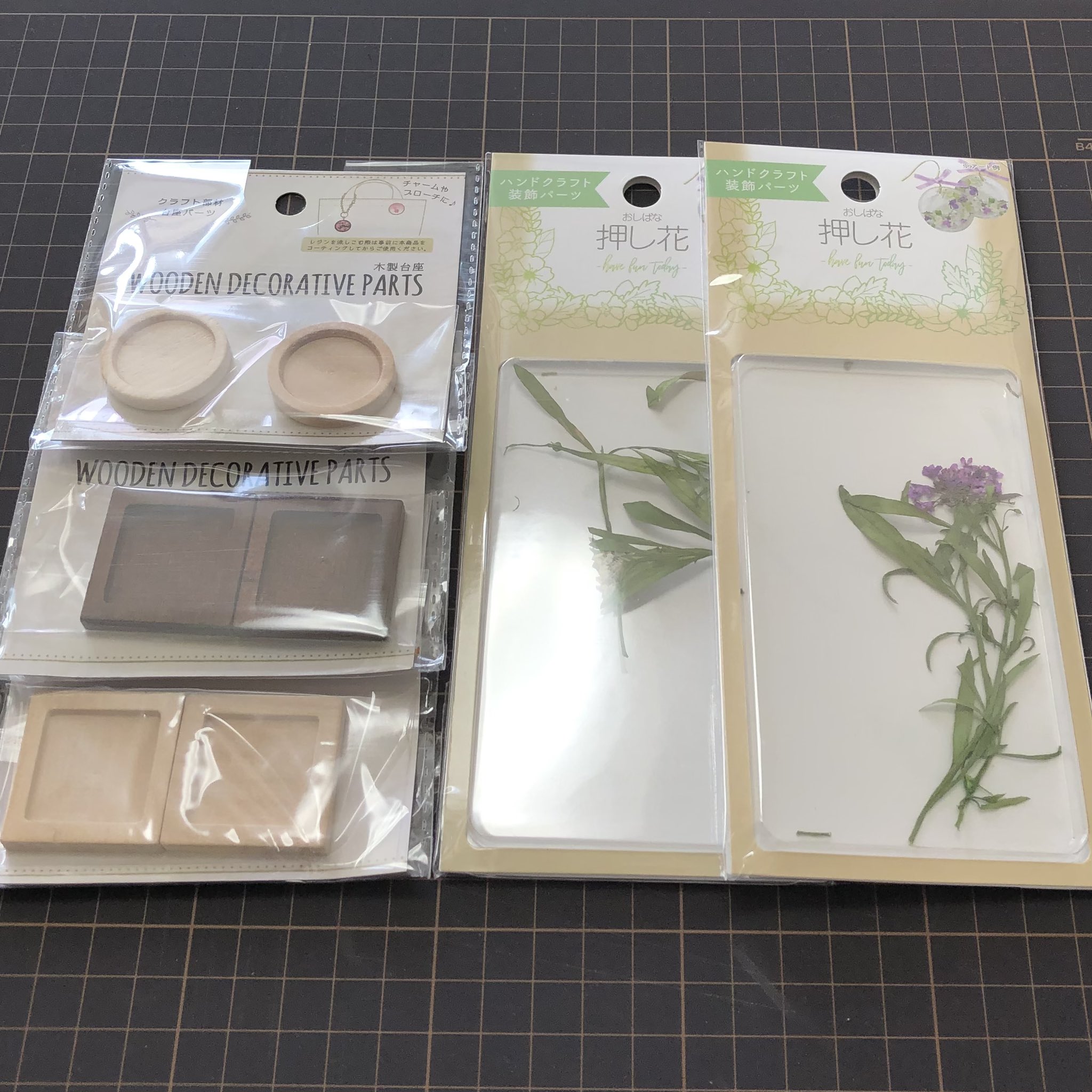 エム このセリアの木製台座 パーツを通す穴や金具がないので加工なしでフレームとして使えます セリアで売っている押し花 を貼ればミニチュアフレームの出来上がり アゾカツ 100均ドール部 T Co Nsx6btbsxe Twitter