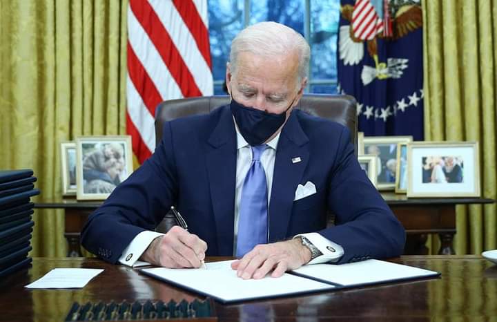 OKEKEOLIVER2's tweet photo. JOE BIDEN SIGNS 17 EXECUTIVE ORDERS TO REVERSE TRUMPS POLICIES. https://t.co/czC7bIIzYw