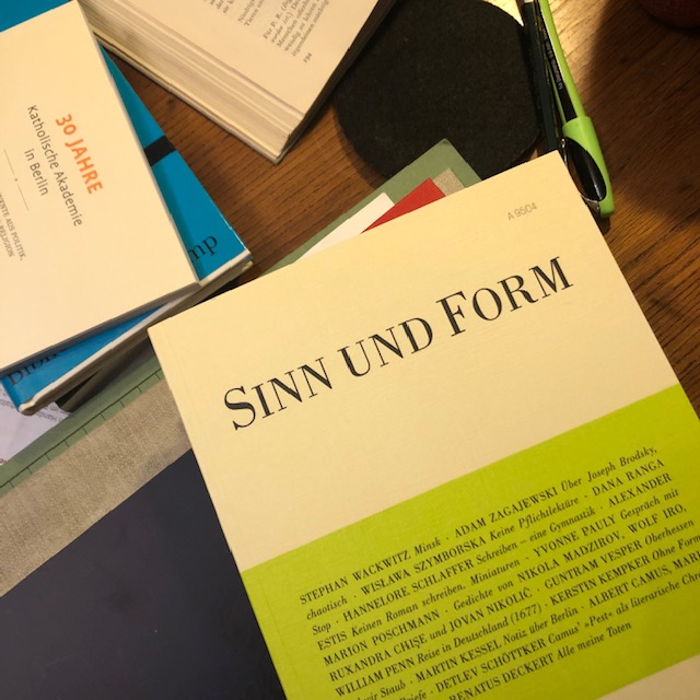 joachimhake's tweet photo. "Die Trauer um manche Freundschaften (und um die Eltern) hört nie auf, trotz der Thesen Freuds und anderer scharfsinniger Psychologen. Das Ordnen der chaotischen Erinnerungen wäre ein Schritt in die Richtung einer Beendigung der Trauer...."Zagajewski über Brodsky, 26 #sinnundform https://t.co/hq04XZrTNK