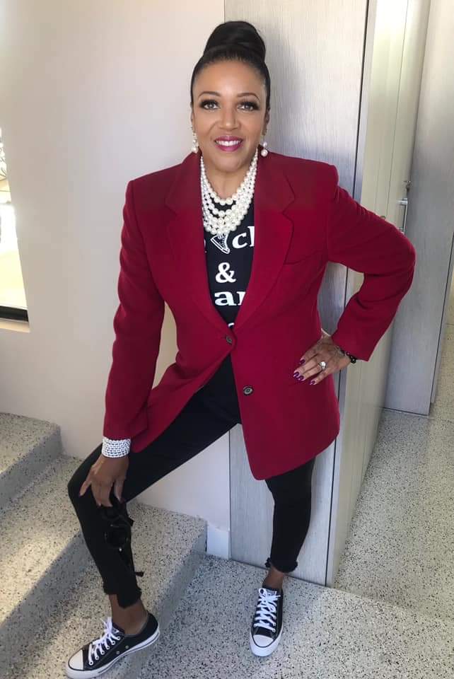 phoenixlinksinc's tweet photo. Donning her signature "power pearls", skinny jeans, blazers and Converse, the @phoenixlinksinc proudly salute our #LinksInc Sister &amp; #historymaker, Madam Vice President @KamalaHarris. #myvplookslikeme #Inauguration2021 https://t.co/vQ5AgRKMQ6
