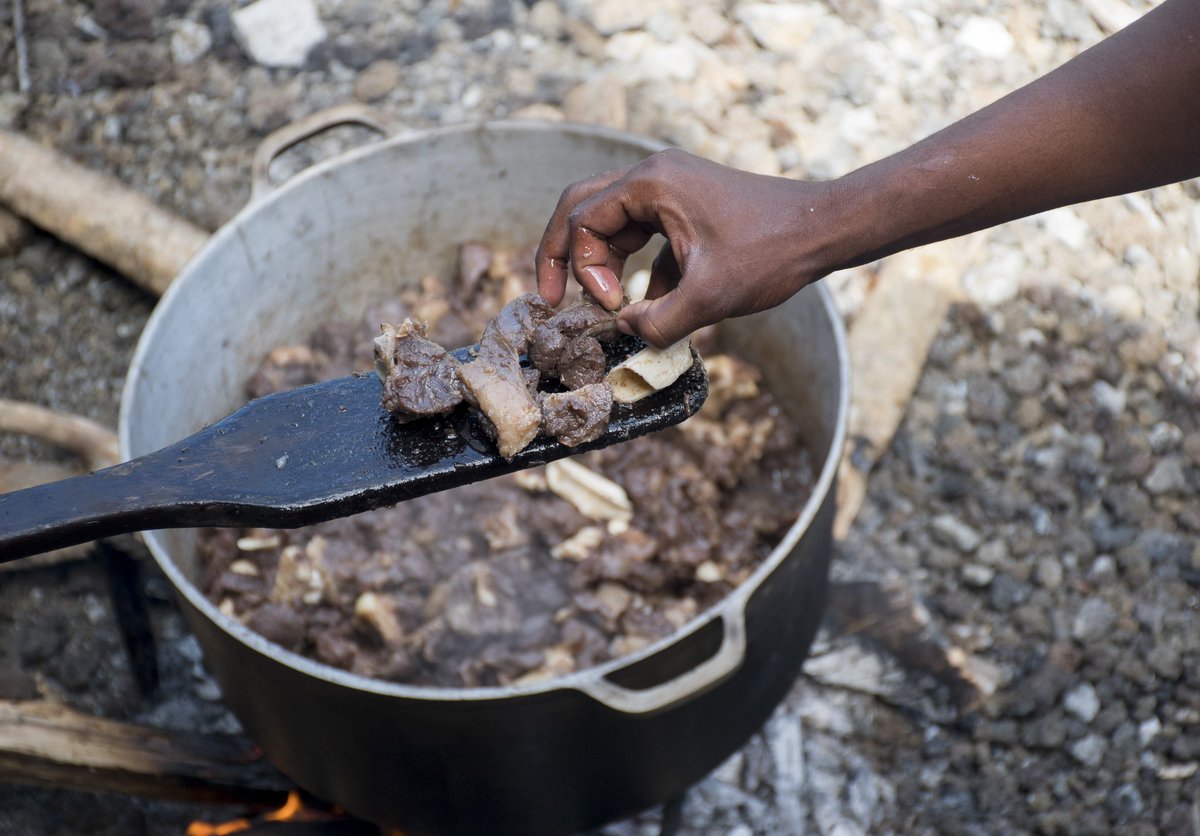 S_ASSOUMANI's tweet photo. @MakuaBH j'ai fini par trouver Foundi Moussa ! 😅
#steack #viande #ntibe #comores #photooftheday https://t.co/FvYVeAbbGt