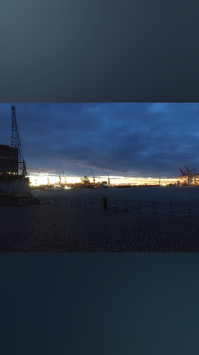 dsmaltona's tweet photo. Moin! Wir wünschen Euch einen schönen Seemannssonntag! #moin #dahintenwirdeshell #undwenndudenkstesgehtnichtmehr #seemannssonntag #seemannsmission #seemannsmissionaltona #hamburg #hafen #altona https://t.co/A7RkC4IH4T