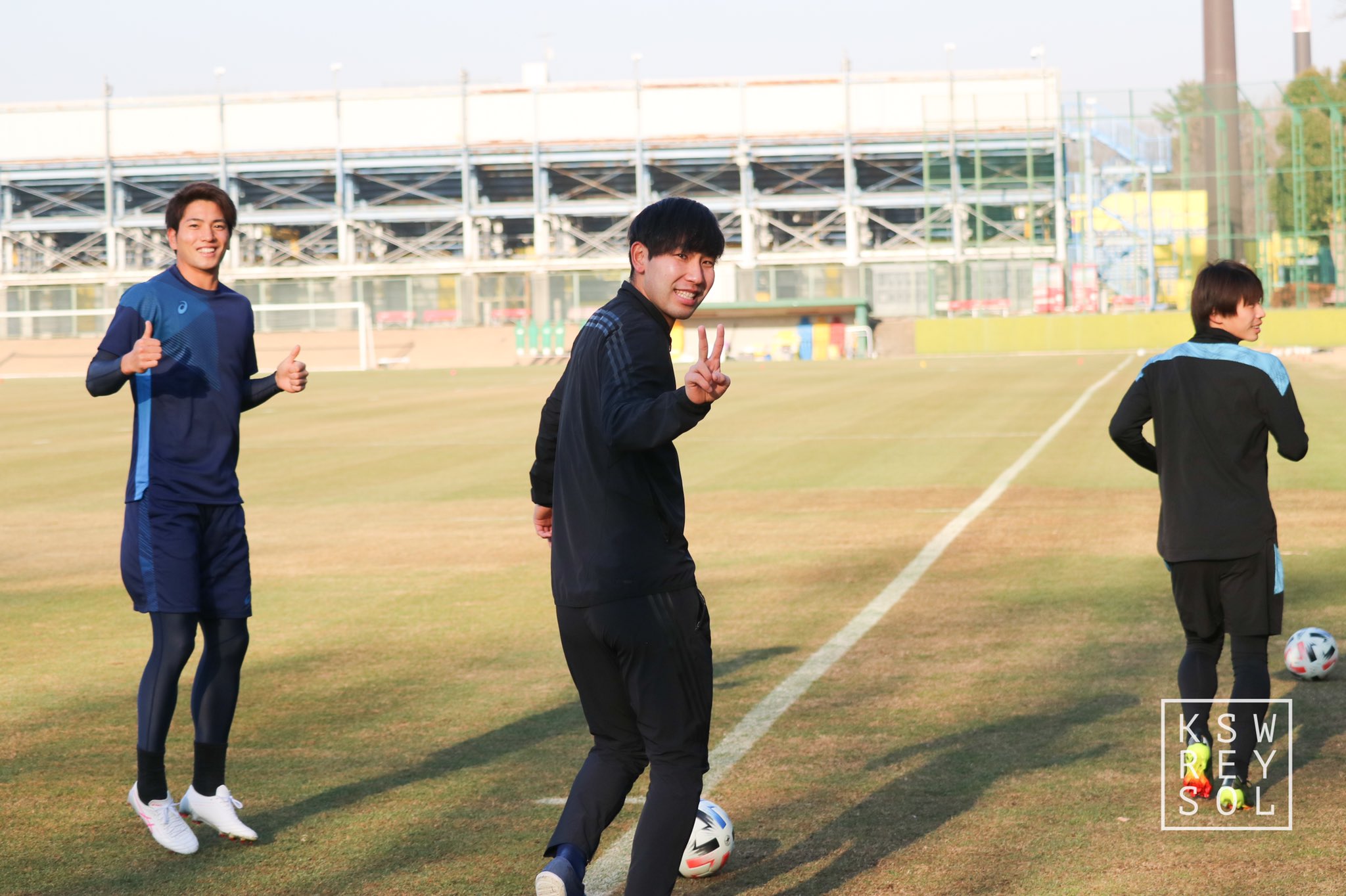 柏レイソルofficial レイソル自主トレ 今日の午後はタクミ マツケン セガちゃんの3人 選手が入れ替わった レイソルに復帰のタクミが どんな人たちですか セガちゃんは みんな めっちゃやさしいよー と教えてあげてました 瀬川祐輔