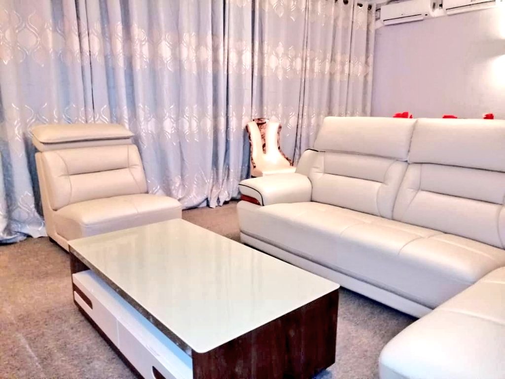 immo_shu's tweet photo. Un Chic appartement de 3 Chambres Salon Cuisine buanderie est mis en VENTE à 300 000$ avec tous les MEUBLES haut de gamme .
GOMBÉ vers la Gare Centrale ( ORCA)
Contact :
+24382 210 77 00
@alkitenge @central_sage @giressbaggothy @RdBlogueur @BelgiqueRDCongo @VOAAfrique https://t.co/1tk4bkBo4P