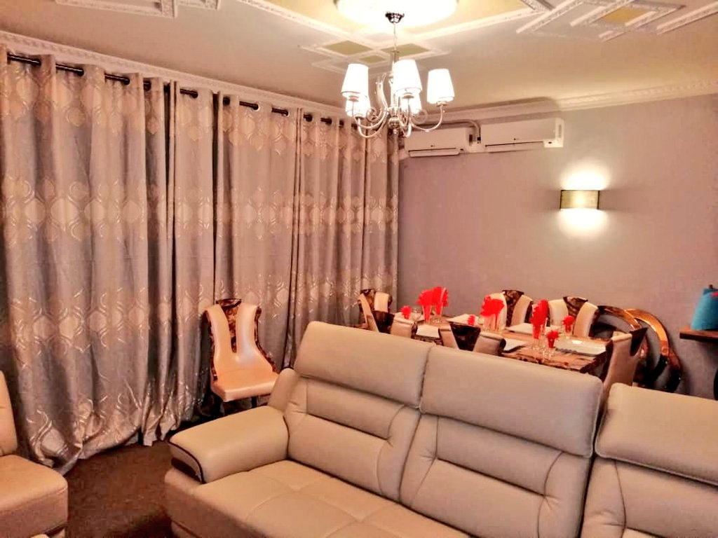 immo_shu's tweet photo. Un Chic appartement de 3 Chambres Salon Cuisine buanderie est mis en VENTE à 300 000$ avec tous les MEUBLES haut de gamme .
GOMBÉ vers la Gare Centrale ( ORCA)
Contact :
+24382 210 77 00
@alkitenge @central_sage @giressbaggothy @RdBlogueur @BelgiqueRDCongo @VOAAfrique https://t.co/1tk4bkBo4P