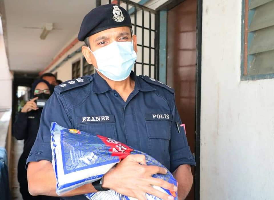 Bfm News 1 Petaling Jaya Police Chief Nik Ezanee Has Extended Assistance To A Poor Mother Caught Shoplifting Fever Relief Pads And Cake For Her Children He Says After Hearing