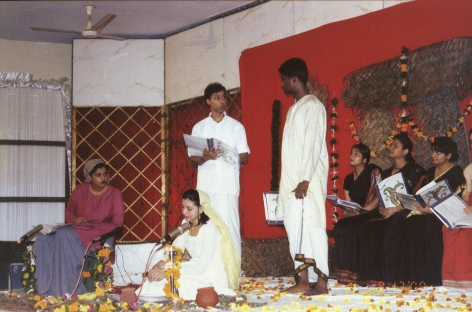 The show beganIt was a restless audience of 1000+ For the first 10 minutes, there was silence. And then, a gong announced lunch. On cue, all my Malayali brothers and sisters vanished, and only 13 members of audience remained in the hallBasheer would have loved this story