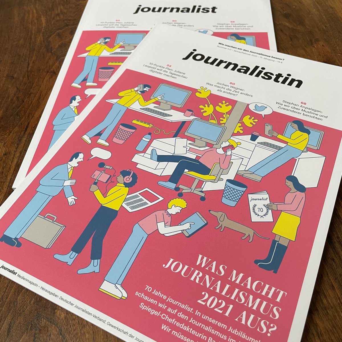 Das ist unsere Jubiläumsausgabe: 70 Jahre journalist. Mit <a href="/barbarahans/">Barbara Hans</a>, <a href="/Jochen/">Jochen Wegner</a>, <a href="/stephanpalagan/">Stephan Anpalagan</a>, @julianeleopold  – und einem Dackel auf dem Cover. Titelthema: Was macht Journalismus im Jahr 2021 aus? #journalist #journalistin #70jahrejournalist #journalist1+2/21