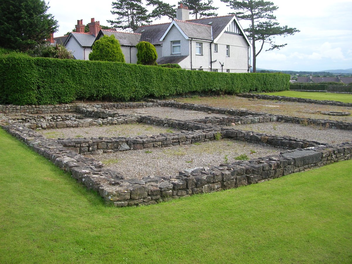 Today the site of Segontium  #Gwynedd is cared for by  @cadwwales /  @cadwcymru and  @NTWales, the foundations of key buildings being laid out in the grounds https://cadw.gov.wales/visit/places-to-visit/segontium-roman-fort #RomanFortThursday