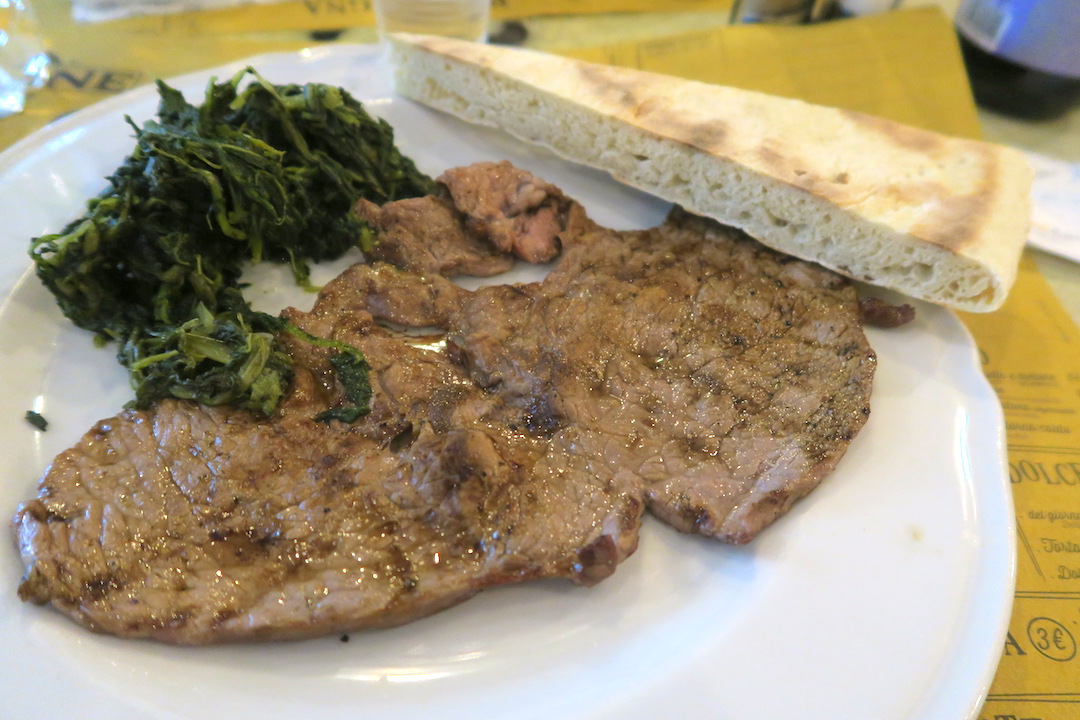 naoko_perugia's tweet photo. 去年の記事「気軽にお手頃のトルタ・肉料理、#アッシジ」:#ウンブリア 名物 トルタ・アル・テストや肉料理をおいしく安く食べられる半セルフ・サービスの店、#Testone。アッシジ郊外のこの店舗は、現在でも1月31日日曜まで、毎日昼食の持ち帰り・出前が可能。週末は夕食も。
https://t.co/gc5JcWiHH0 https://t.co/7oWo30vv3m