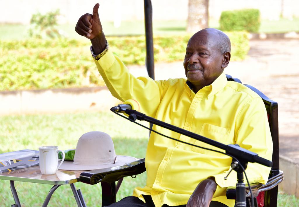 emmanuel_dombo's tweet photo. President @KagutaMuseveni has kicked off his journey from Rwakitura with stopovers; Lyantonde, Kyazannga, Lukaya, Kayabwe, Mpigi, Busega 5pm and City Square.

Please observe the SOPs if you meet him.

@NRMOnline

#SecuringYourFuture https://t.co/D4U9ZDRtAN