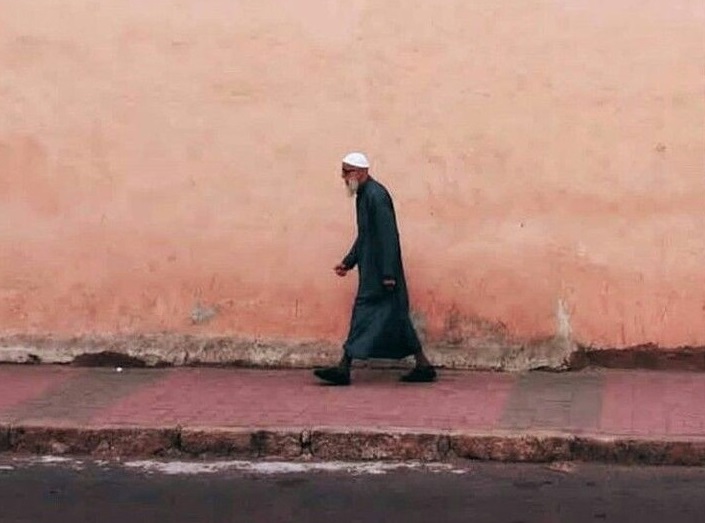jamaliaat's tweet photo. " على شدة تقصيري معه، كانت عطاياه تغمرني صباح مساء ..
في كل مرة كنت أحتاجه، أجده عارفاً بحالي، يعلم ما بي بلا حديثٍ أو كلمات .. 
في أخطائي وزلاتي وسيئاتي كان رحيماً عطوفاً بي ..
عظمته .. رسائله .. رحماته .. تحيط بي، وتتجلى من حولي ..
عن الله أُحدثك " (م)

#جماليات 
#صباح_الخير https://t.co/dIVfanAPiH