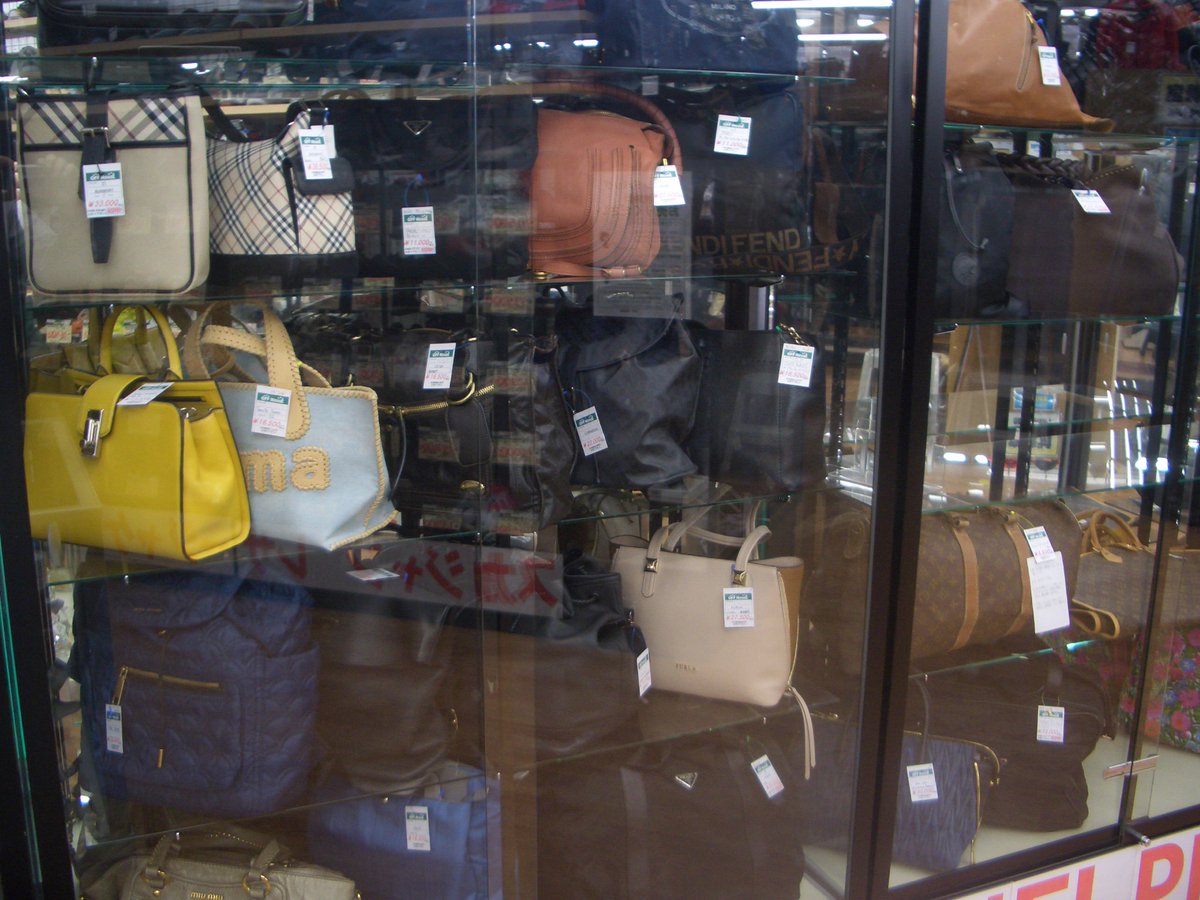 オフハウス三田店 バッグもエコバックからルイヴィトンのブランドバッグまで幅広く取り扱っております 買取もお待ちしております オフハウス ルイヴィトン ブランドバッグ