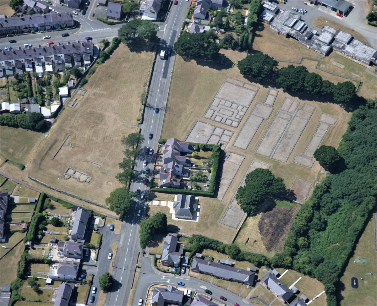So, if  #RomanFortThursday is a *thing* (and we really believe it is) here’s a little thread on one of our all-time favourites:The quite wonderful Segontium in  #Caernarfon  #Gwynedd  @cadwwales  @cadwcymru 
