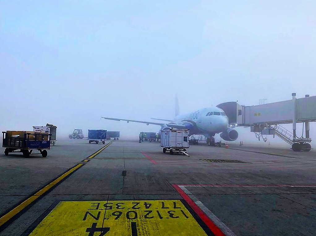 In line with @MoCA_GoI's #Vision2040 to make India a top civil aviation hub, @BLRAirport handled its first landing under CAT 3B conditions. It will now be able to handle flights during fog/low visibility. @IndiGo6E flight from Lucknow touched down successfully this morning.
