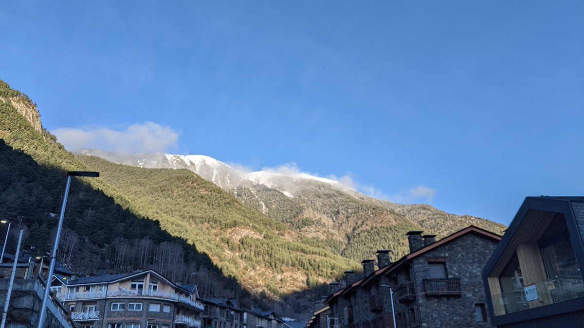 ℹ️🌨️ Lleugera enfarinada aquesta nit als cims. Ens llevem amb temperatures més altes que ahir.
Mínimes a #VisualMeteo:
#LaCortinada
🌡️⬇️ -1.2°C | -3.9°C (ahir)
#Escaldes @daguisahotels
🌡️⬇️ 1.8°C | -0.7°C (ahir)
📸 La Cortinada https://t.co/z2u95jTvXW